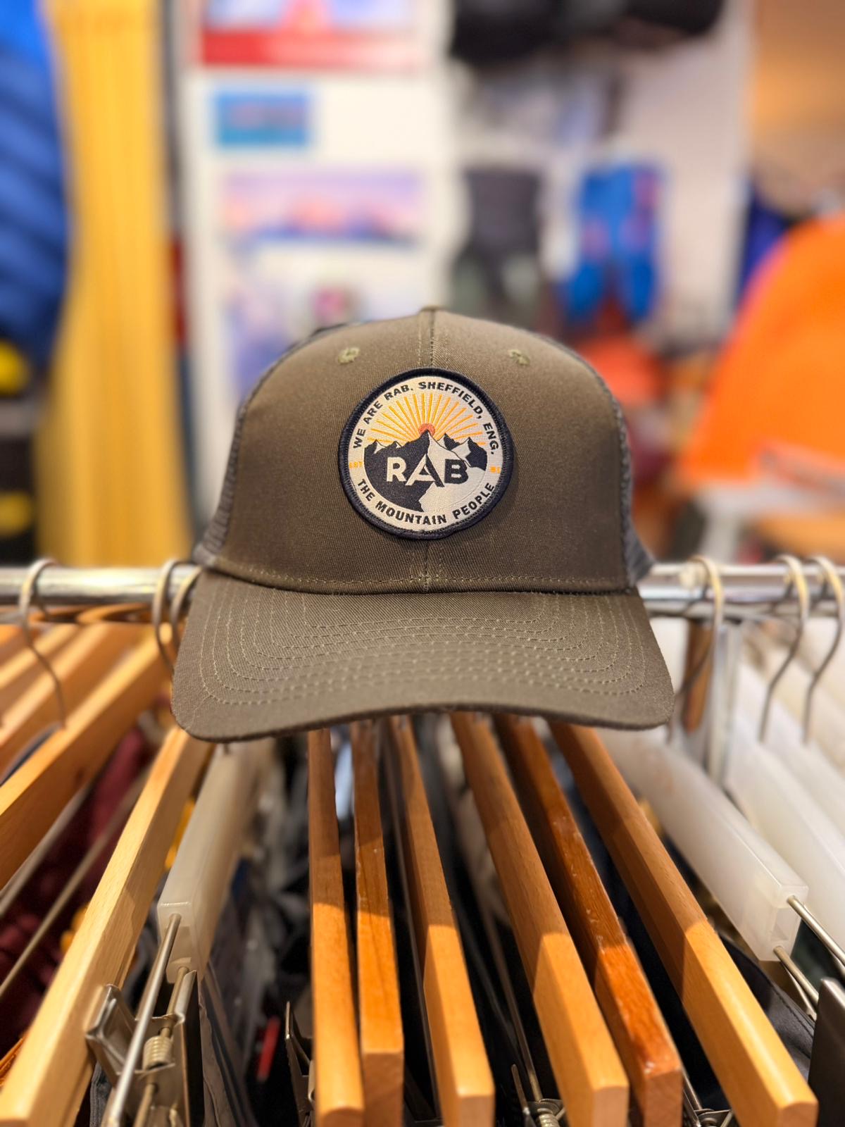 Casquette Rab kaki, vue de face